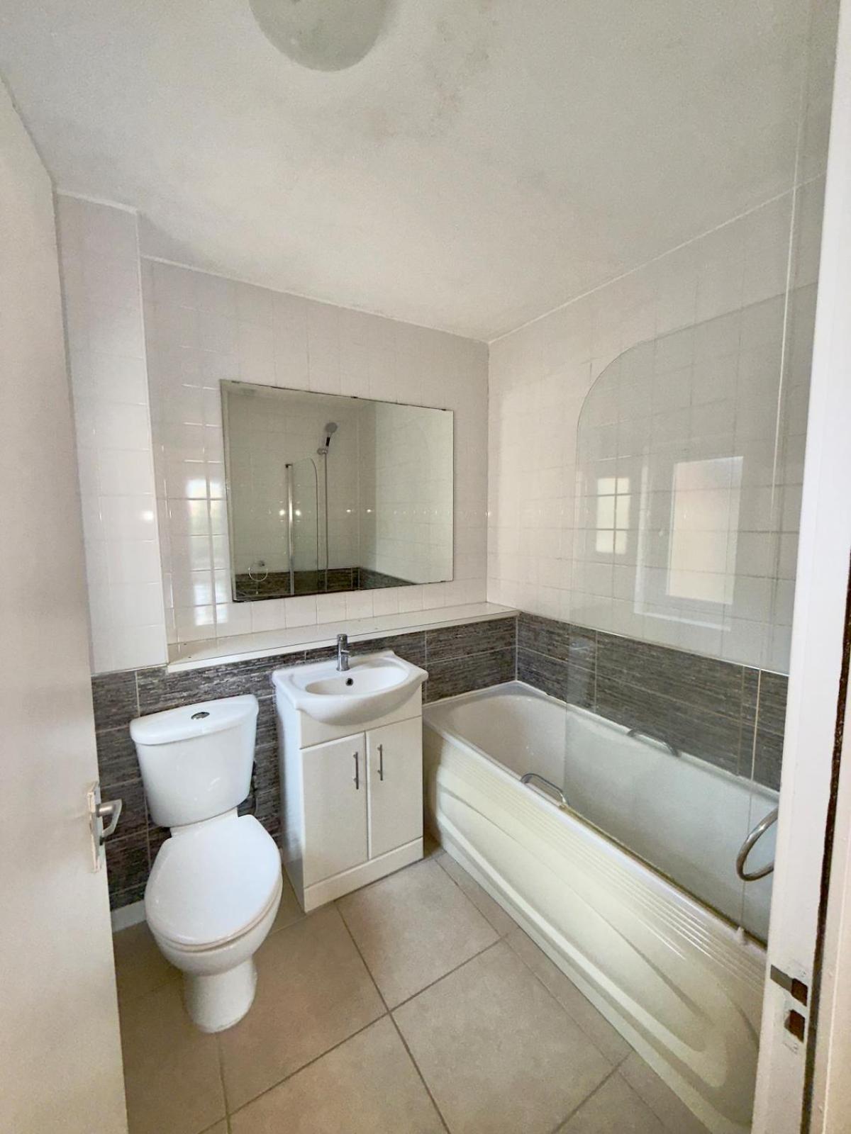 1 Bedroom Flat With View Of River Thames *